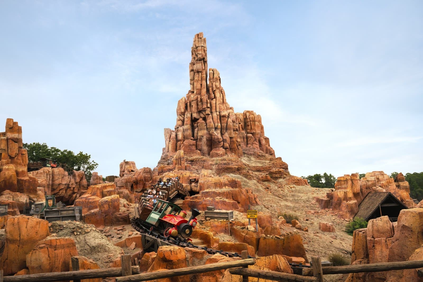 Big Thunder Mountain Railroad al atardecer en Magic Kingdom Park
