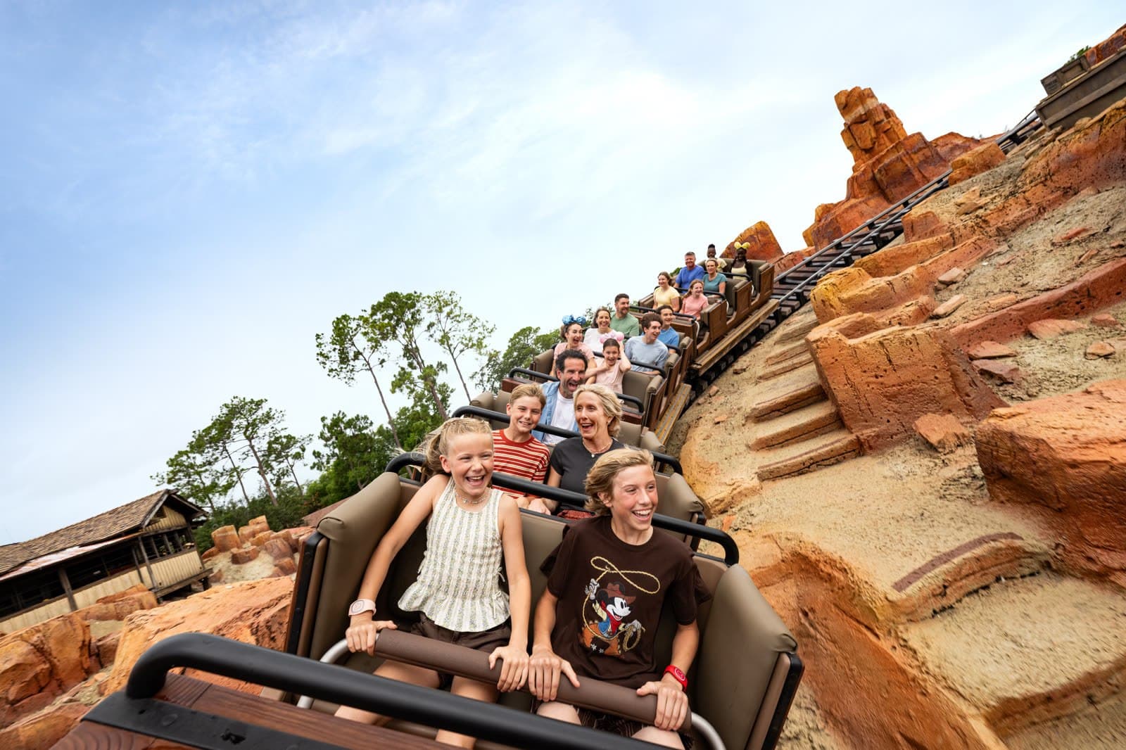 Familia en la montaña rusa Big Thunder Mountain Railroad en Magic Kingdom Park