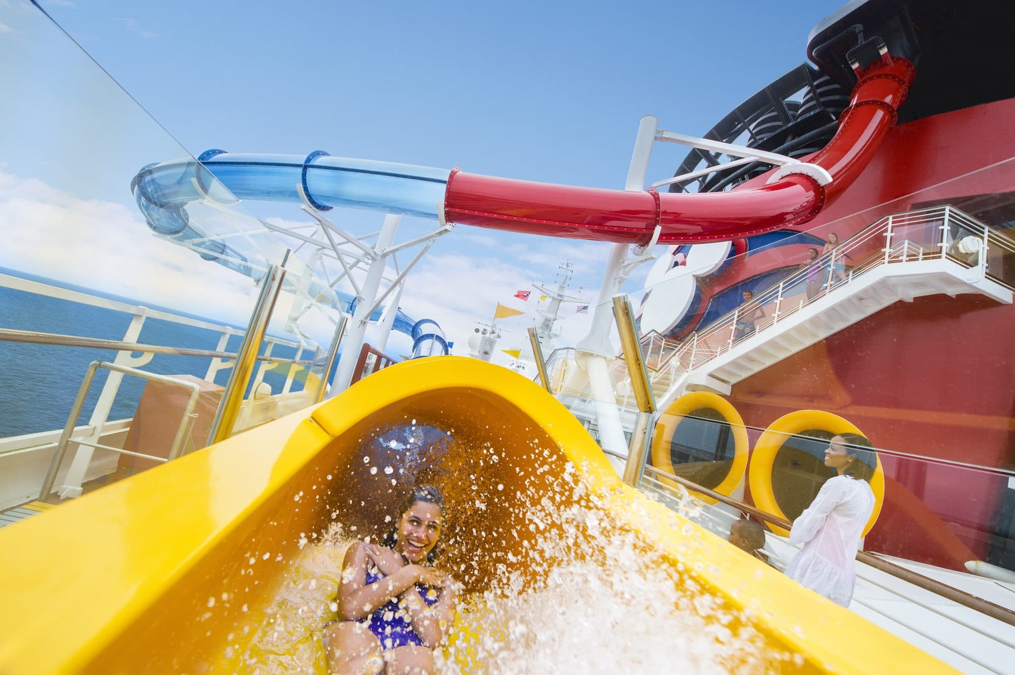 Una nena baja por el tobogán de agua AquaDunk en un crucero Disney
