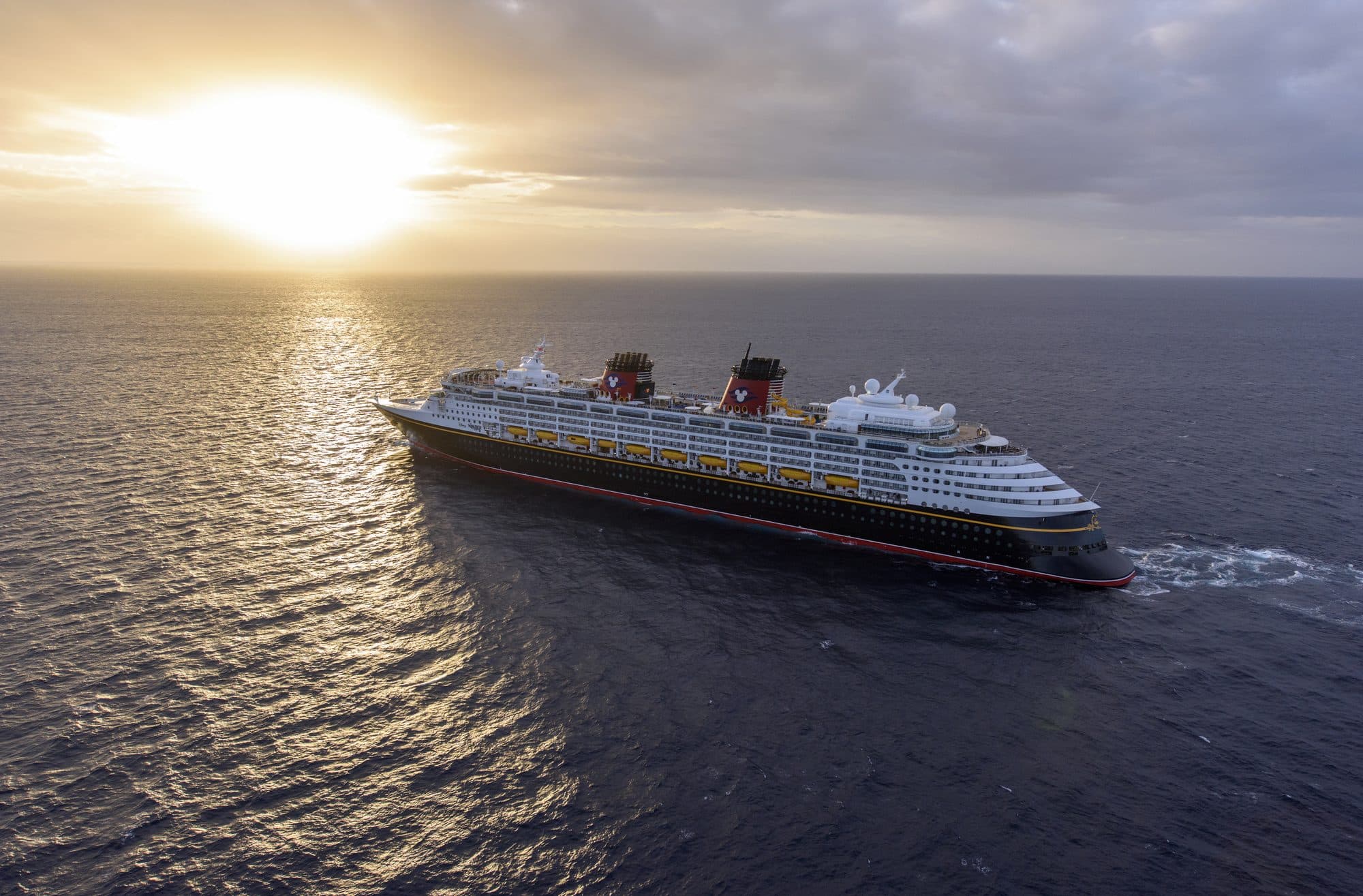 El barco Disney Wonder navegando al atardecer