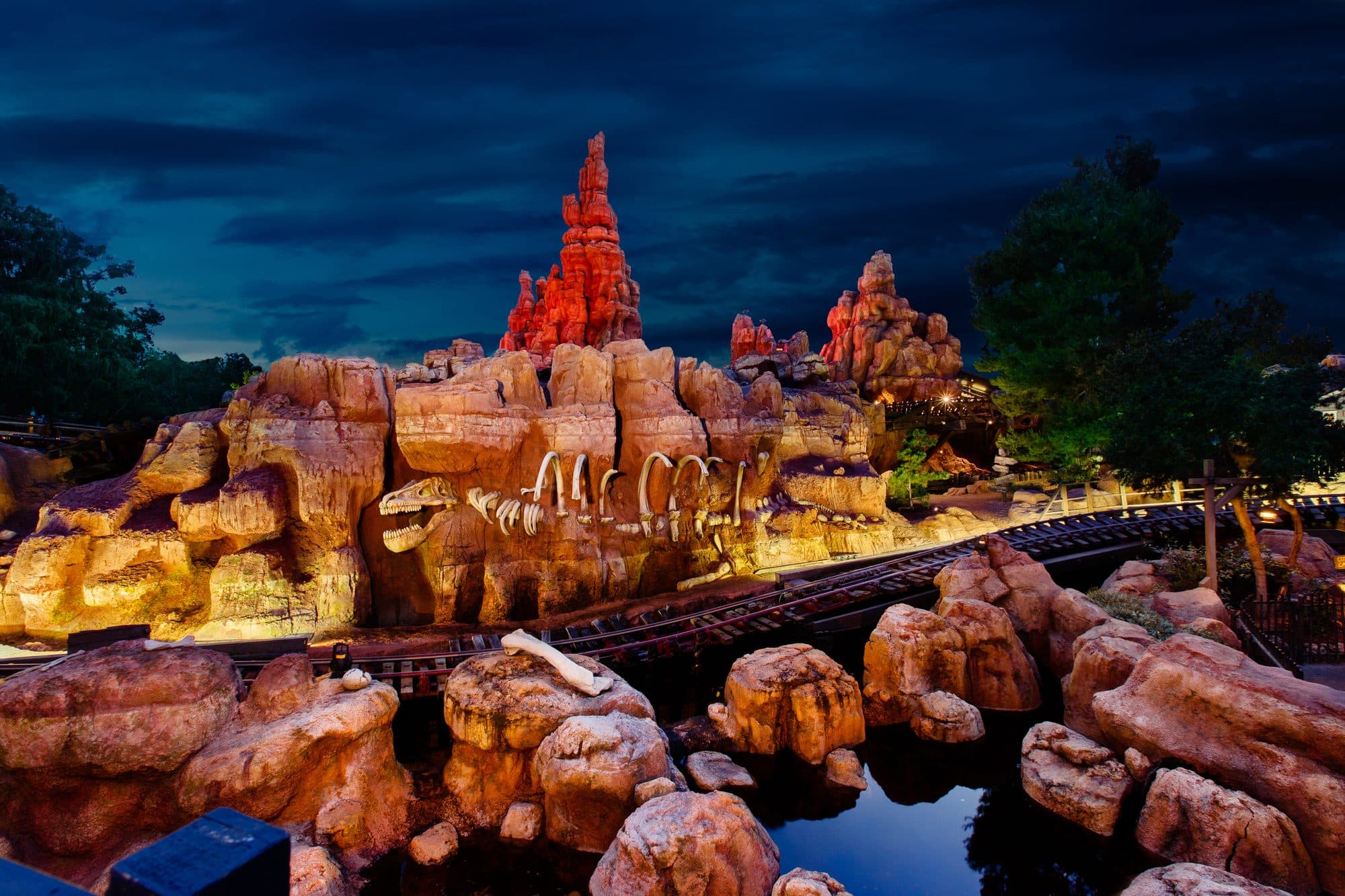 Big Thunder Mountain Railroad iluminada de noche en Disneyland Park, California