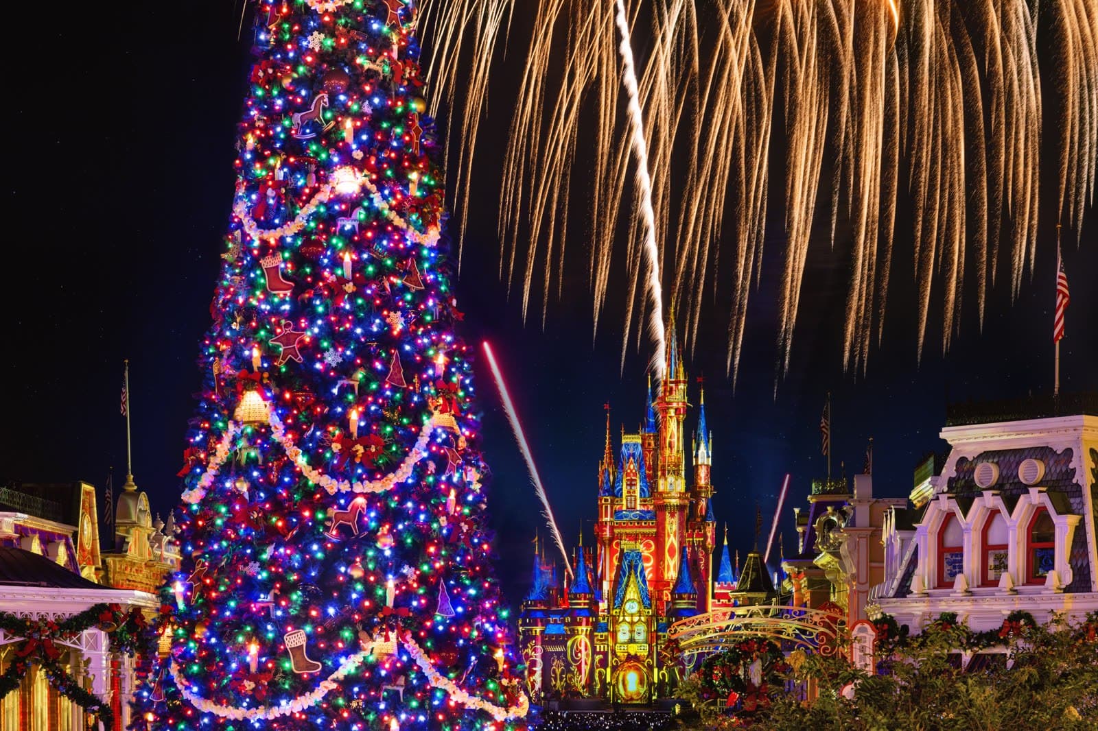Fuegos artificiales sobre el castillo de Cenicienta y el árbol de Navidad en Magic Kingdom Park
