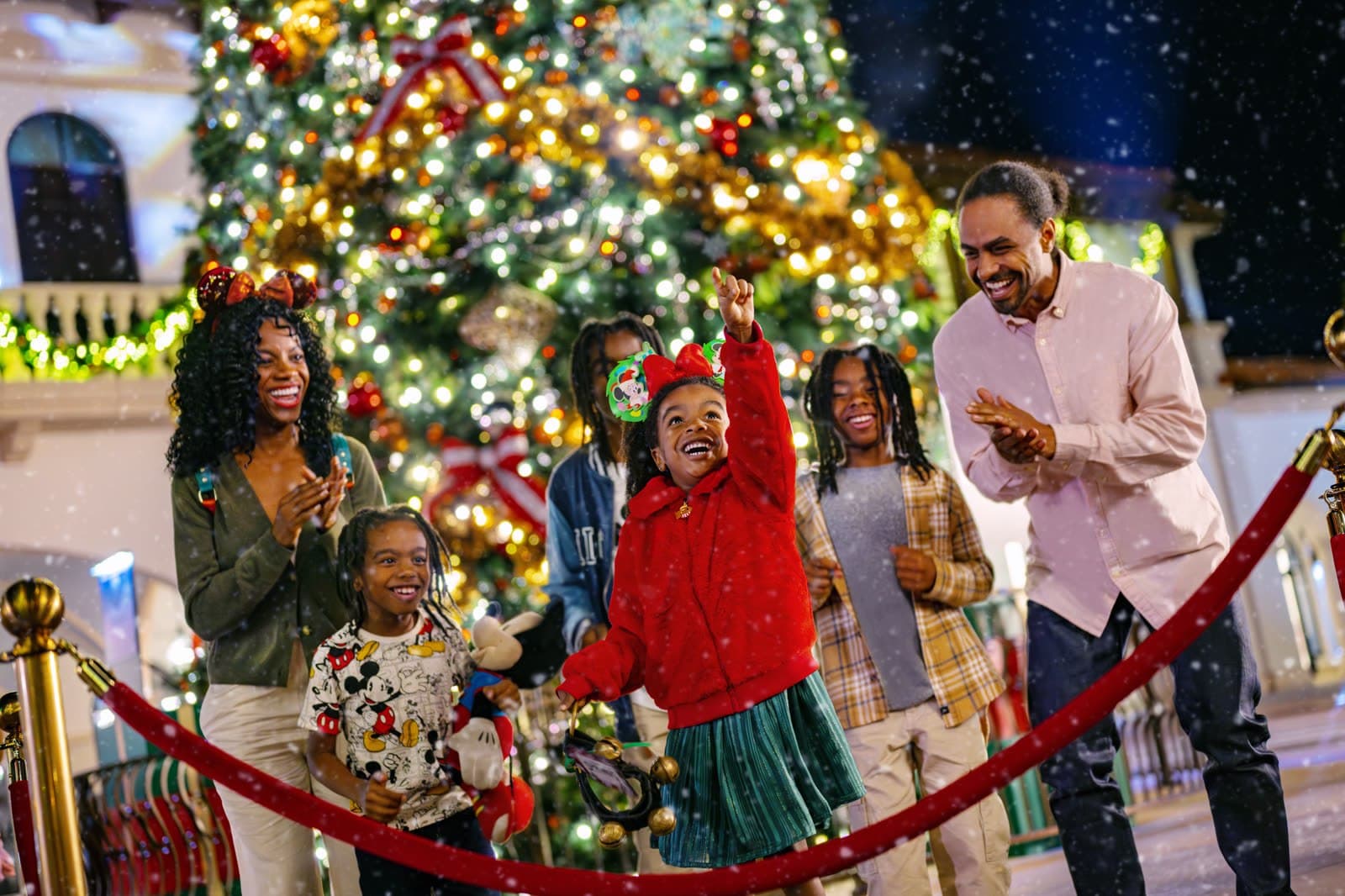 Familia frente al árbol de Navidad en Disney Springs