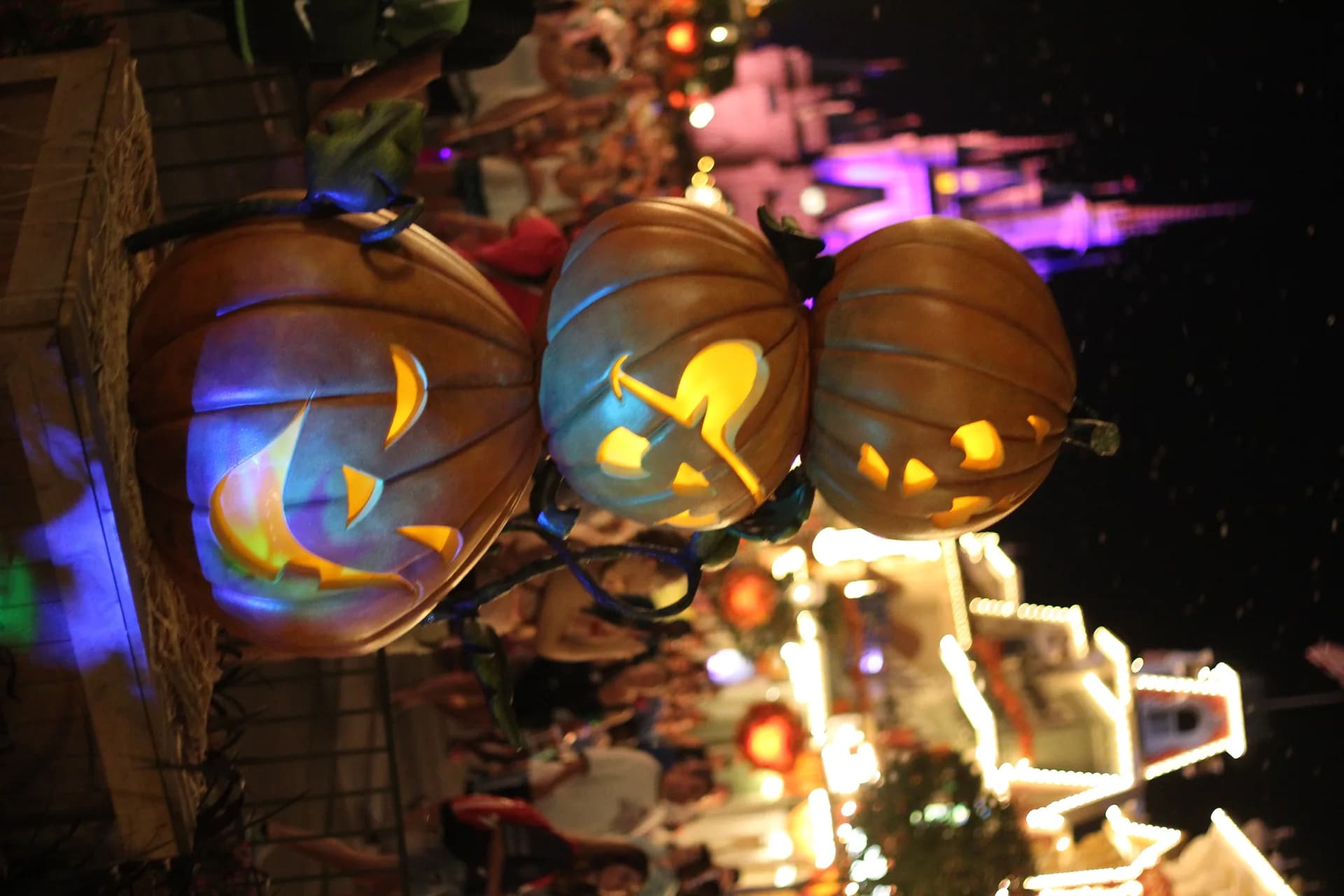 Calabazas jack-o-lantern iluminadas de noche en Halloween