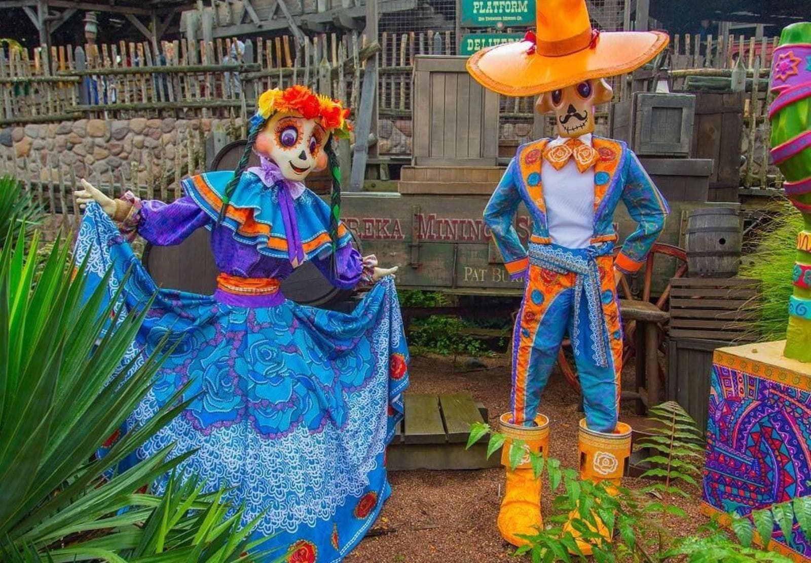 Decoración de Día de los Muertos en la celebración de Halloween de un parque de Disney