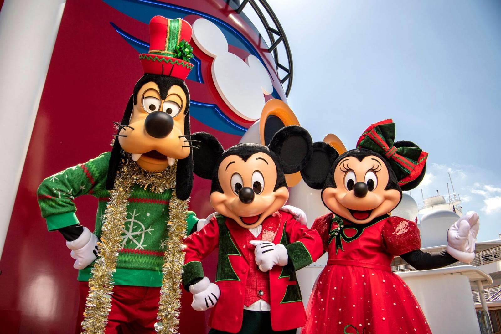 Personajes con vestuario navideño durante la temporada de fiestas en Walt Disney World