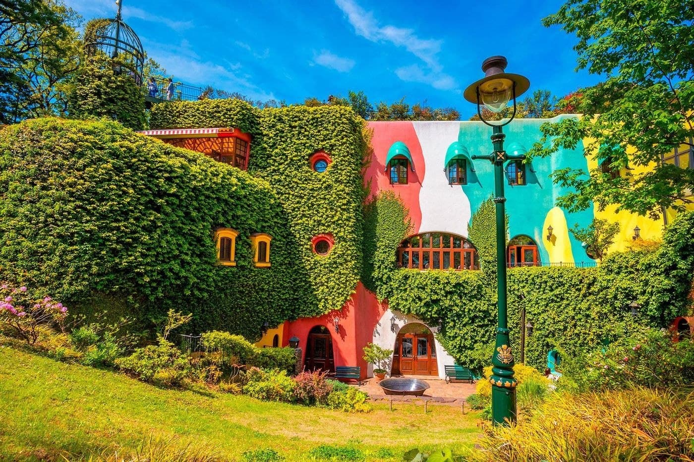Fachada cubierta de hiedra del Museo Ghibli de Mitaka, en Tokio