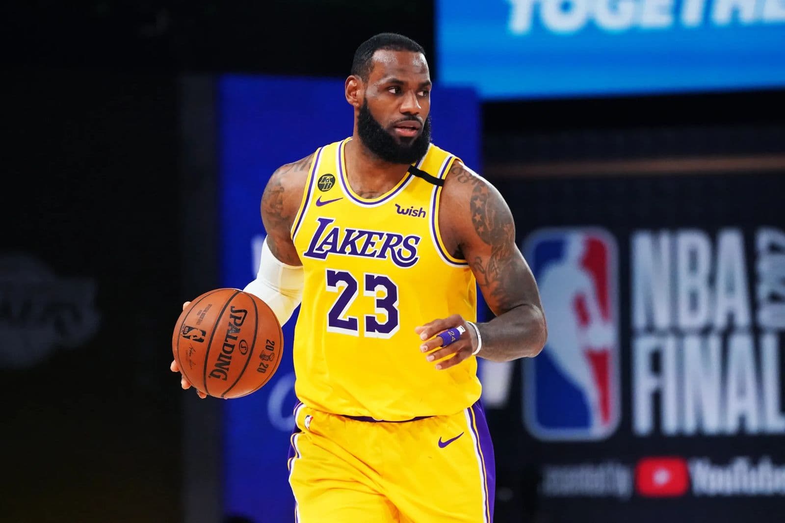 Partido de la NBA en vivo, con un jugador de Los Angeles Lakers llevando el balón