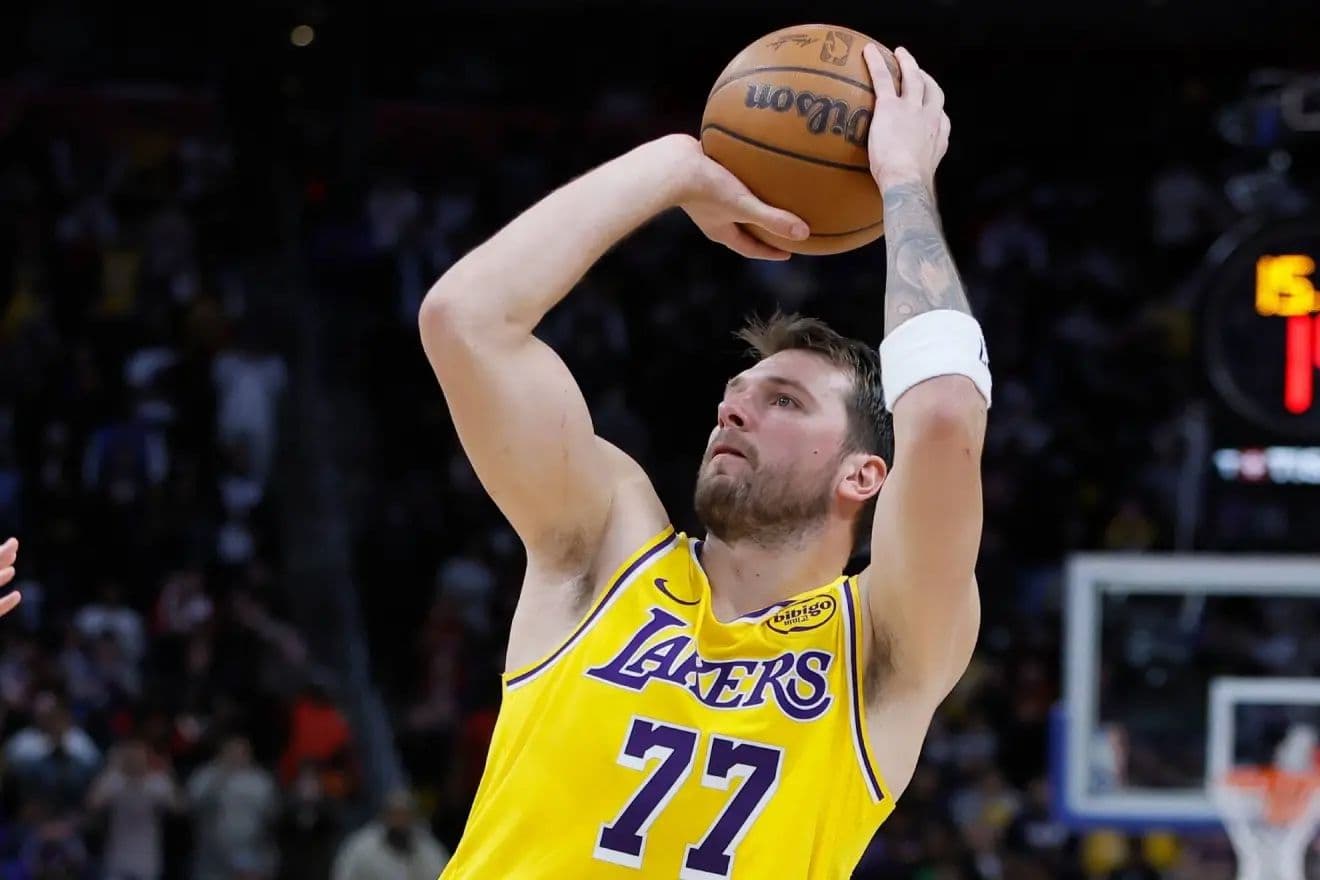 Jugador de básquet de la NBA lanzando al aro durante un partido