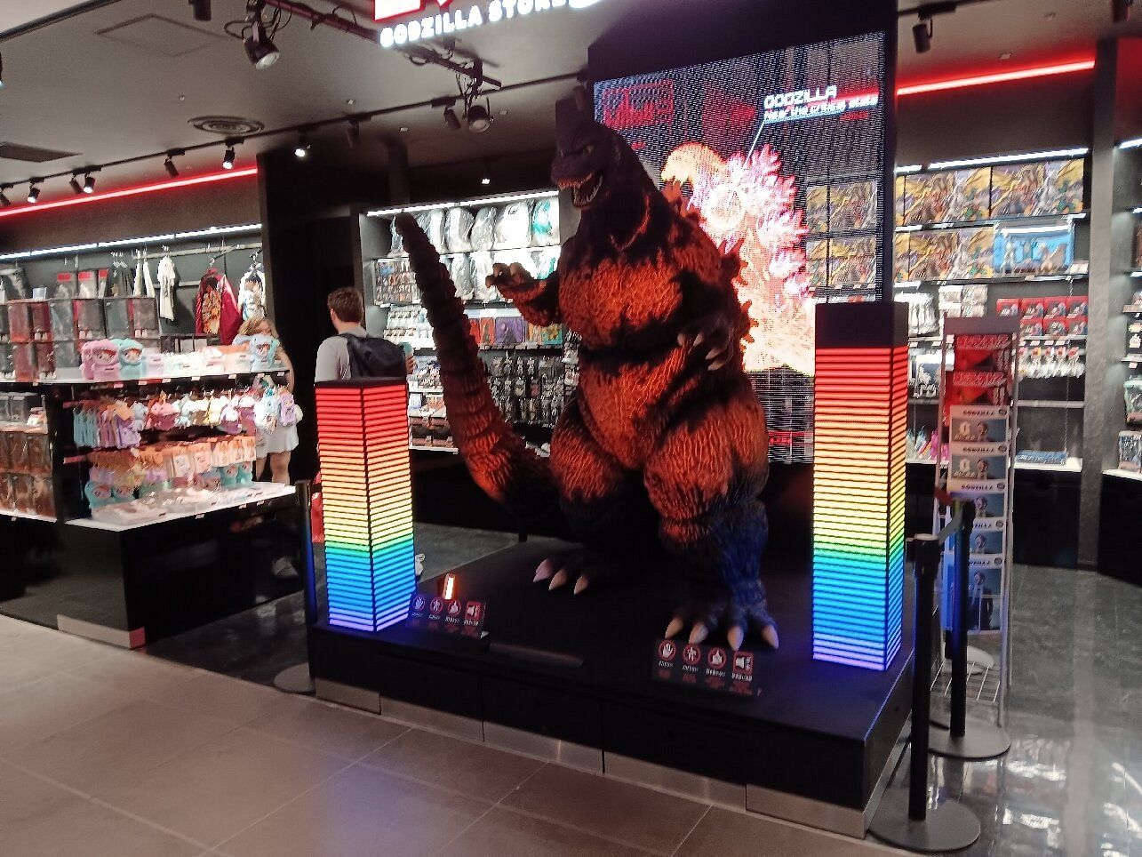 Estatua gigante de Godzilla en la Godzilla Store de Tokio