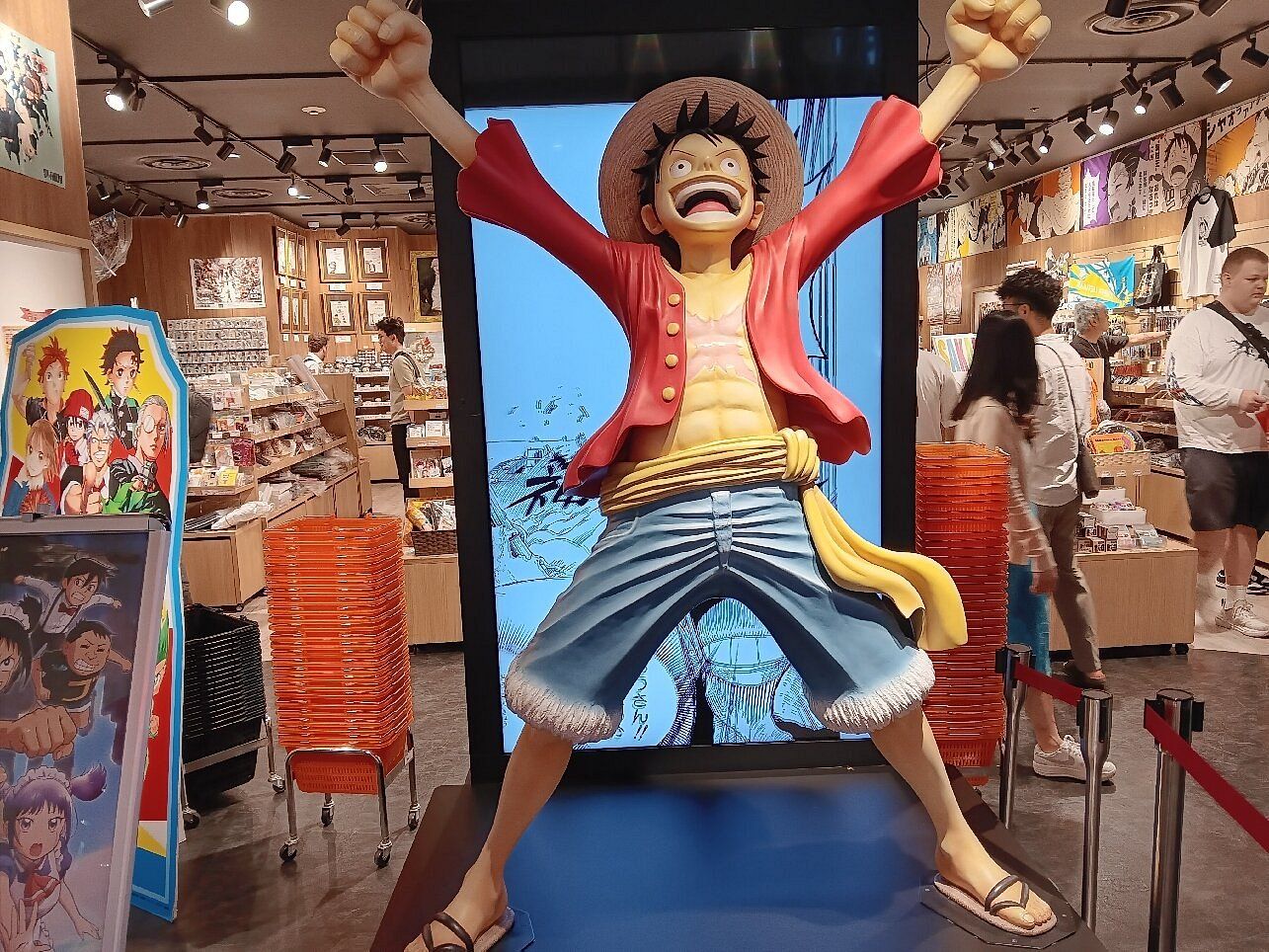Estatua a tamaño real de Luffy, de One Piece, en una tienda de anime en Japón
