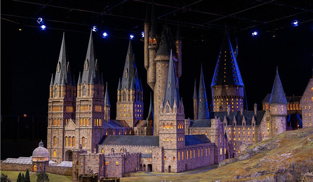 El modelo a escala del castillo de Hogwarts iluminado en el Warner Bros. Studio Tour Tokyo