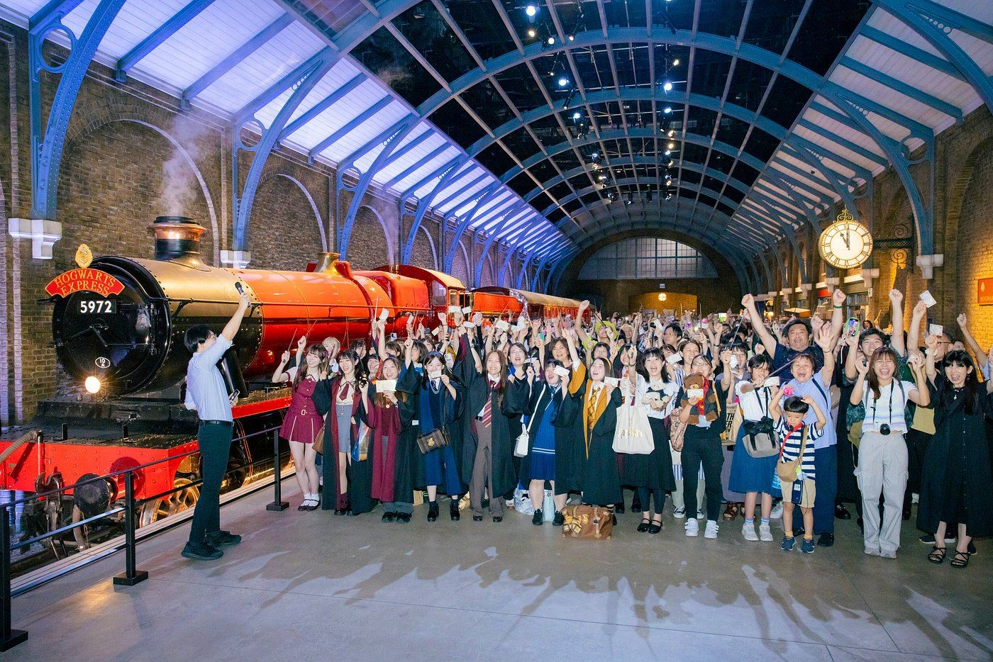 Visitantes junto al Hogwarts Express en el Warner Bros. Studio Tour Tokyo