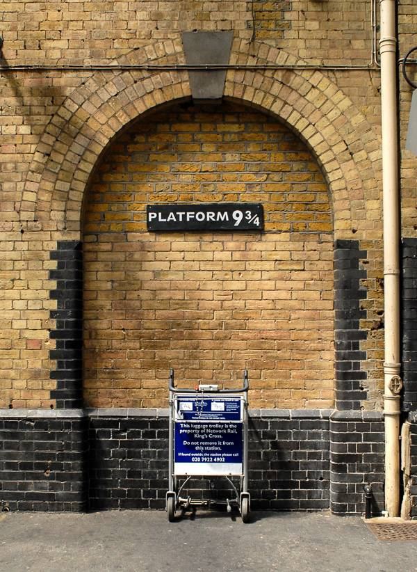 El andén 9¾ en la estación de King's Cross, en Londres, con el carrito de equipaje empotrado en la pared de ladrillos