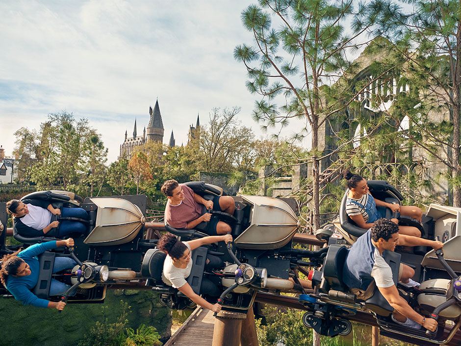 La atracción Hagrid's Magical Creatures Motorbike Adventure con el castillo de Hogwarts en Universal Orlando