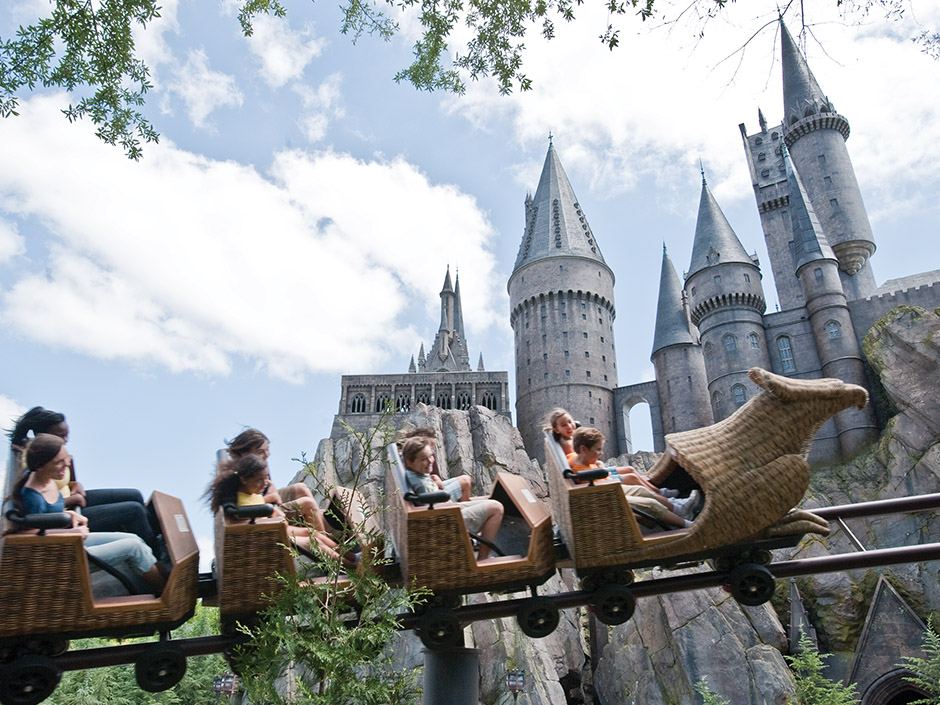 La montaña rusa Flight of the Hippogriff con el castillo de Hogwarts al fondo en Universal Orlando