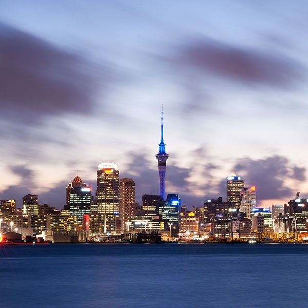 El skyline de Auckland de noche, la ciudad más grande de Nueva Zelanda
