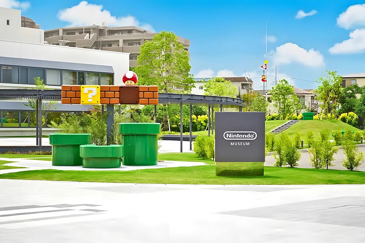 Entrada del Nintendo Museum en Uji, cerca de Kioto, con las tuberías verdes y el bloque de Super Mario