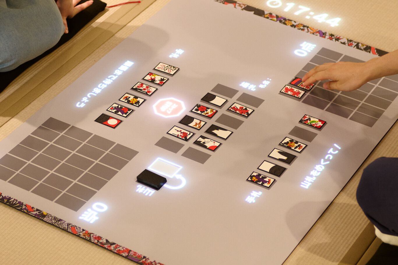 Mesa-pantalla táctil para jugar al Hanafuda, las cartas florales con las que empezó Nintendo, en el Nintendo Museum