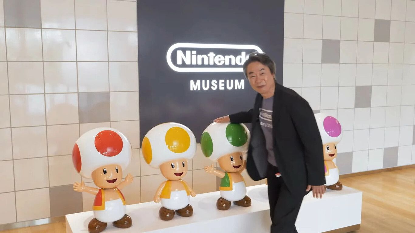 Figuras gigantes de Toad de colores en el interior del Nintendo Museum de Kioto