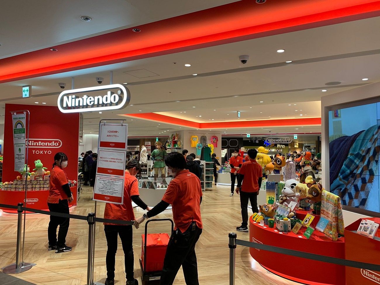 Entrada de la tienda oficial Nintendo Tokyo, con personal y merchandising