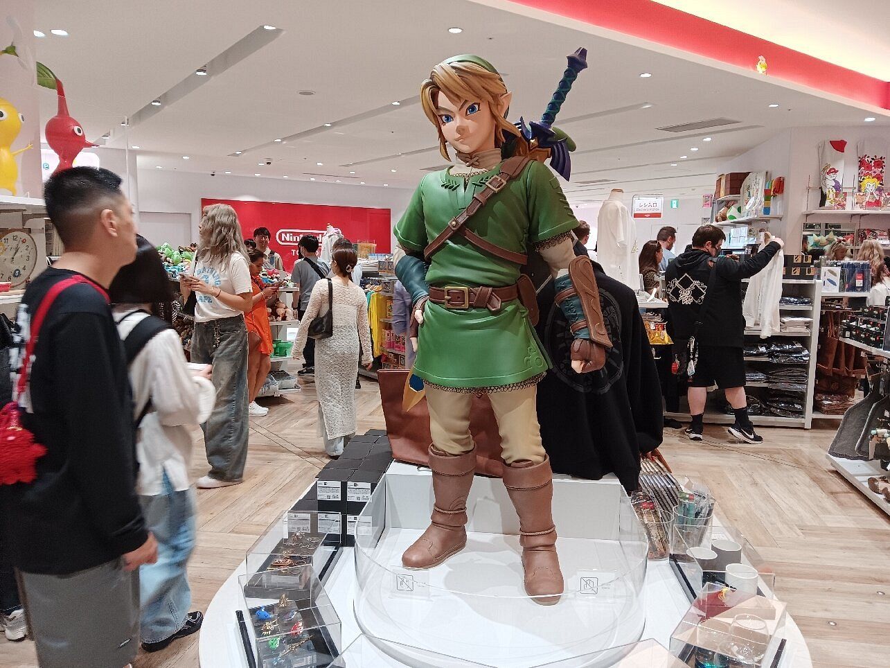 Estatua de Link, de The Legend of Zelda, en la tienda Nintendo Tokyo
