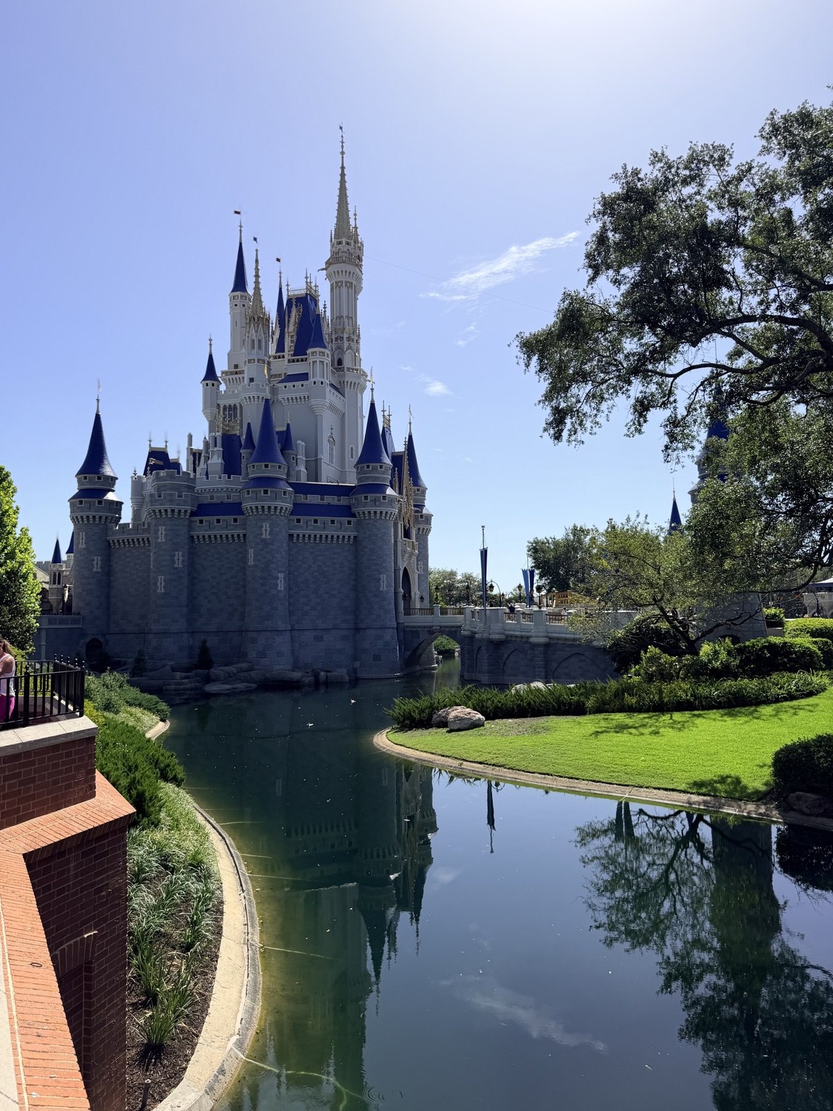 El castillo de Cenicienta reflejado en el agua en Magic Kingdom, Walt Disney World