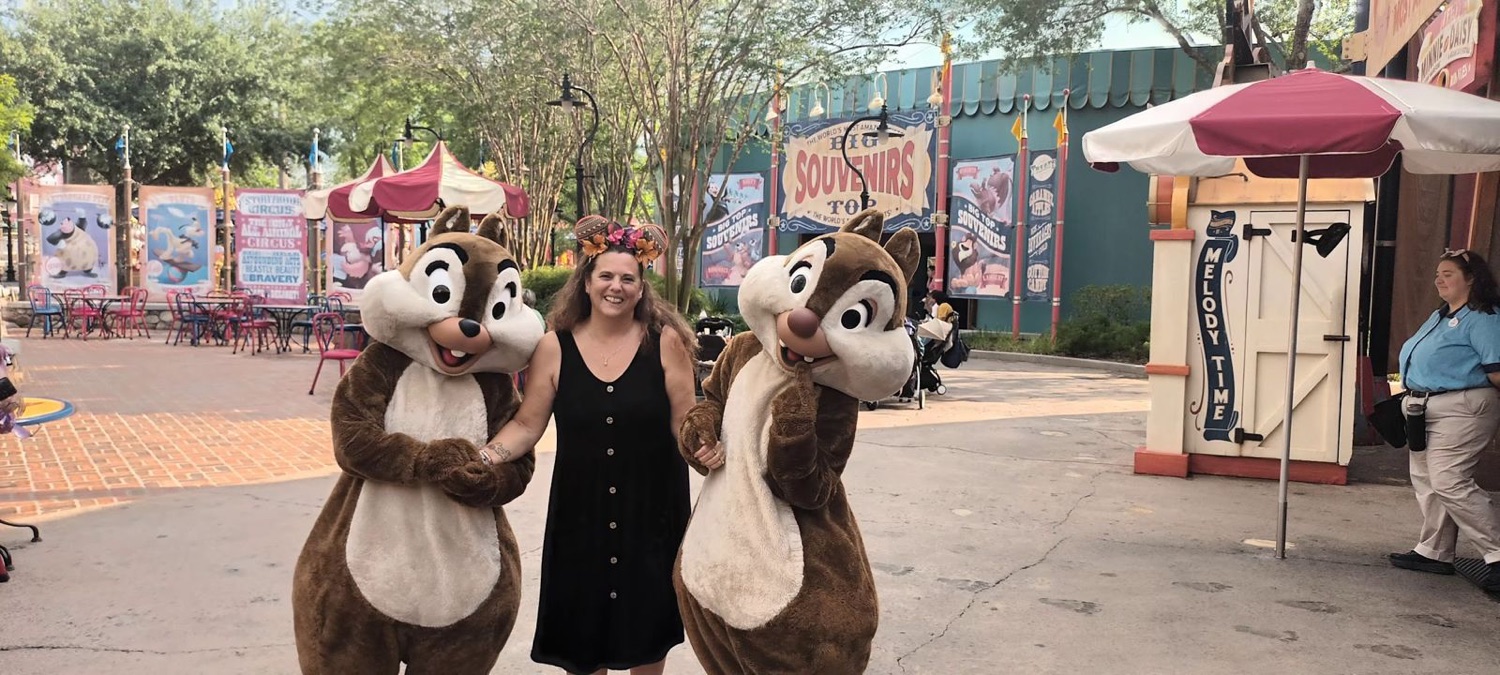 Sil, Agente Certificada Disney, con Chip y Dale en Walt Disney World
